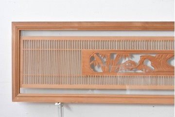 ヴィンテージ建具　昭和後期　細格子に松竹梅の彫刻が際立つ両面ガラスの欄間2枚セット　(R-085632)