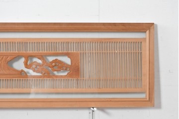 ヴィンテージ建具　昭和後期　細格子に松竹梅の彫刻が際立つ両面ガラスの欄間2枚セット　(R-085632)