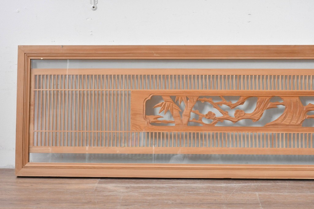 ヴィンテージ建具　昭和後期　細格子に松竹梅の彫刻が際立つ両面ガラスの欄間2枚セット　(R-085632)