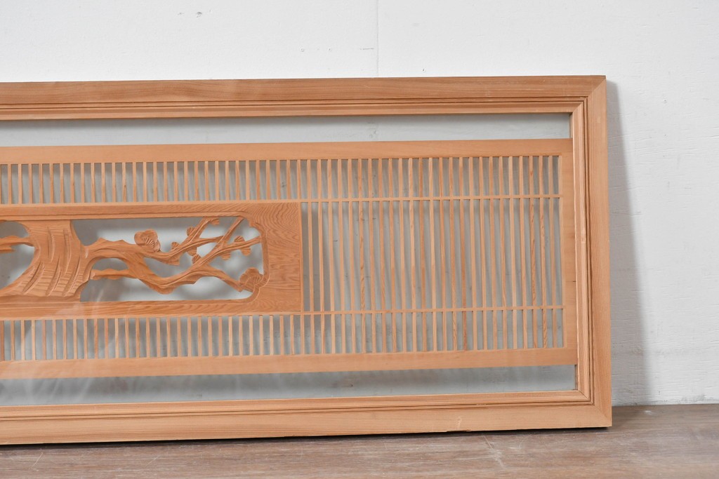 ヴィンテージ建具　昭和後期　細格子に松竹梅の彫刻が際立つ両面ガラスの欄間2枚セット　(R-085632)