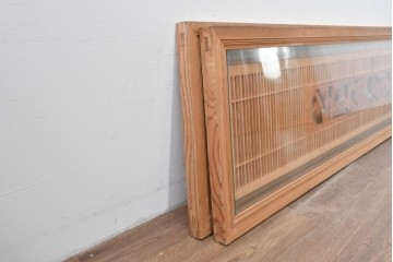 ヴィンテージ建具　昭和後期　細格子に松竹梅の彫刻が際立つ両面ガラスの欄間2枚セット　(R-085632)