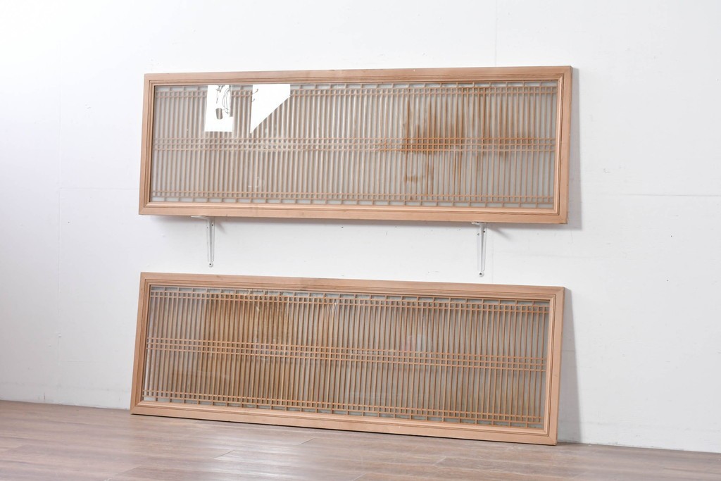 ヴィンテージ建具　昭和中期　両面ガラス入り　整然と並ぶ格子が美しい筬欄間2枚セット　(R-085633)