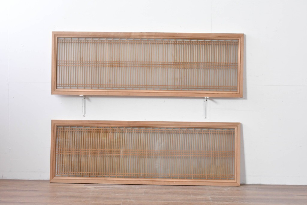 ヴィンテージ建具　昭和中期　両面ガラス入り　整然と並ぶ格子が美しい筬欄間2枚セット　(R-085633)