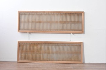 ヴィンテージ建具　昭和中期　両面ガラス入り　整然と並ぶ格子が美しい筬欄間2枚セット　(R-085633)