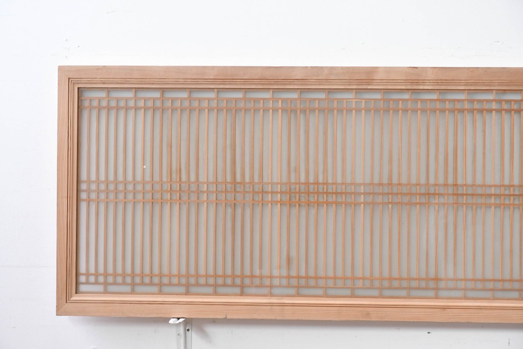 ヴィンテージ建具　昭和中期　両面ガラス入り　整然と並ぶ格子が美しい筬欄間2枚セット　(R-085633)