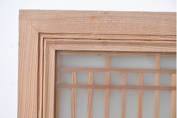 ヴィンテージ建具　昭和中期　両面ガラス入り　整然と並ぶ格子が美しい筬欄間2枚セット　(R-085633)