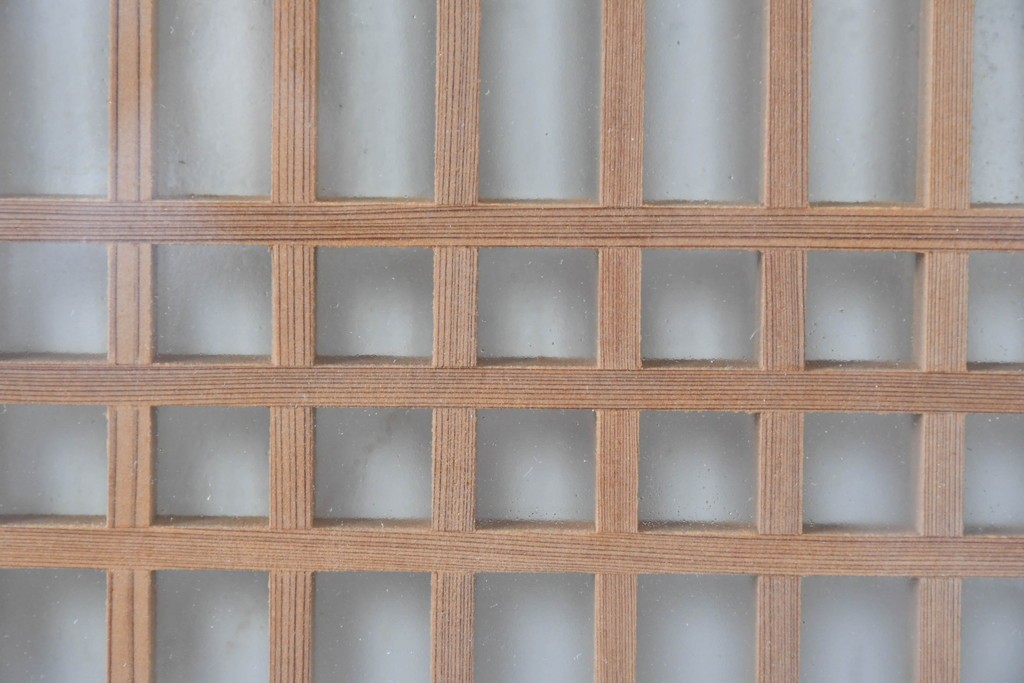 ヴィンテージ建具　昭和中期　両面ガラス入り　整然と並ぶ格子が美しい筬欄間2枚セット　(R-085633)