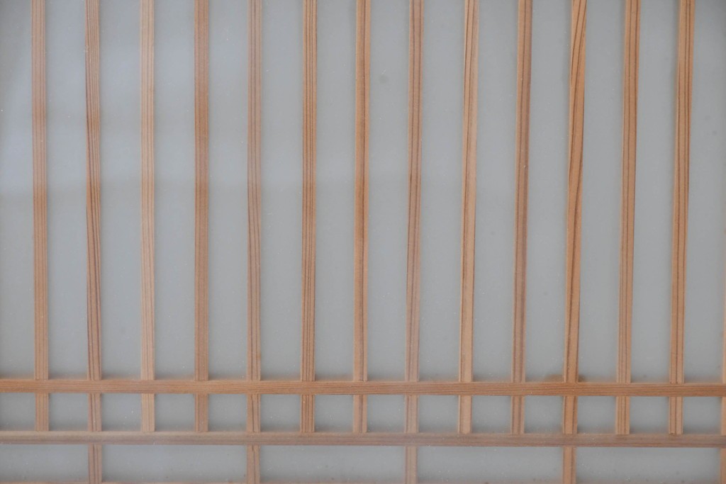 ヴィンテージ建具　昭和中期　両面ガラス入り　整然と並ぶ格子が美しい筬欄間2枚セット　(R-085633)