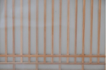 ヴィンテージ建具　昭和中期　両面ガラス入り　整然と並ぶ格子が美しい筬欄間2枚セット　(R-085633)