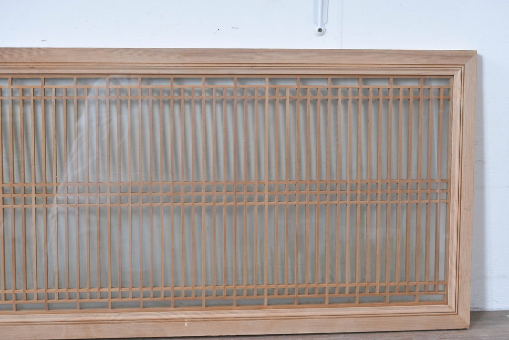 ヴィンテージ建具　昭和中期　両面ガラス入り　整然と並ぶ格子が美しい筬欄間2枚セット　(R-085633)