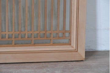 ヴィンテージ建具　昭和中期　両面ガラス入り　整然と並ぶ格子が美しい筬欄間2枚セット　(R-085633)