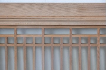 ヴィンテージ建具　昭和中期　両面ガラス入り　整然と並ぶ格子が美しい筬欄間2枚セット　(R-085633)