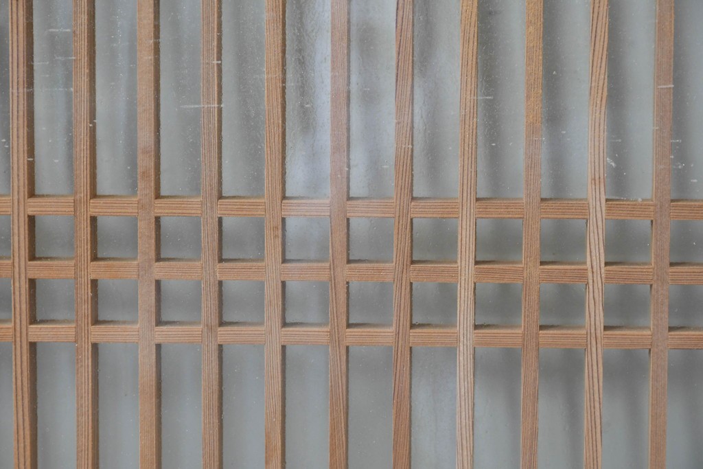 ヴィンテージ建具　昭和中期　両面ガラス入り　整然と並ぶ格子が美しい筬欄間2枚セット　(R-085633)