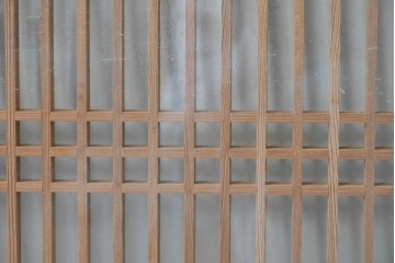 ヴィンテージ建具　昭和中期　両面ガラス入り　整然と並ぶ格子が美しい筬欄間2枚セット　(R-085633)