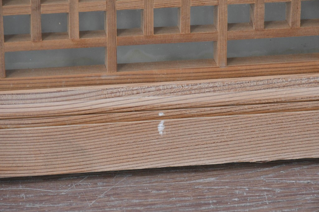 ヴィンテージ建具　昭和中期　両面ガラス入り　整然と並ぶ格子が美しい筬欄間2枚セット　(R-085633)