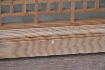 ヴィンテージ建具　昭和中期　両面ガラス入り　整然と並ぶ格子が美しい筬欄間2枚セット　(R-085633)