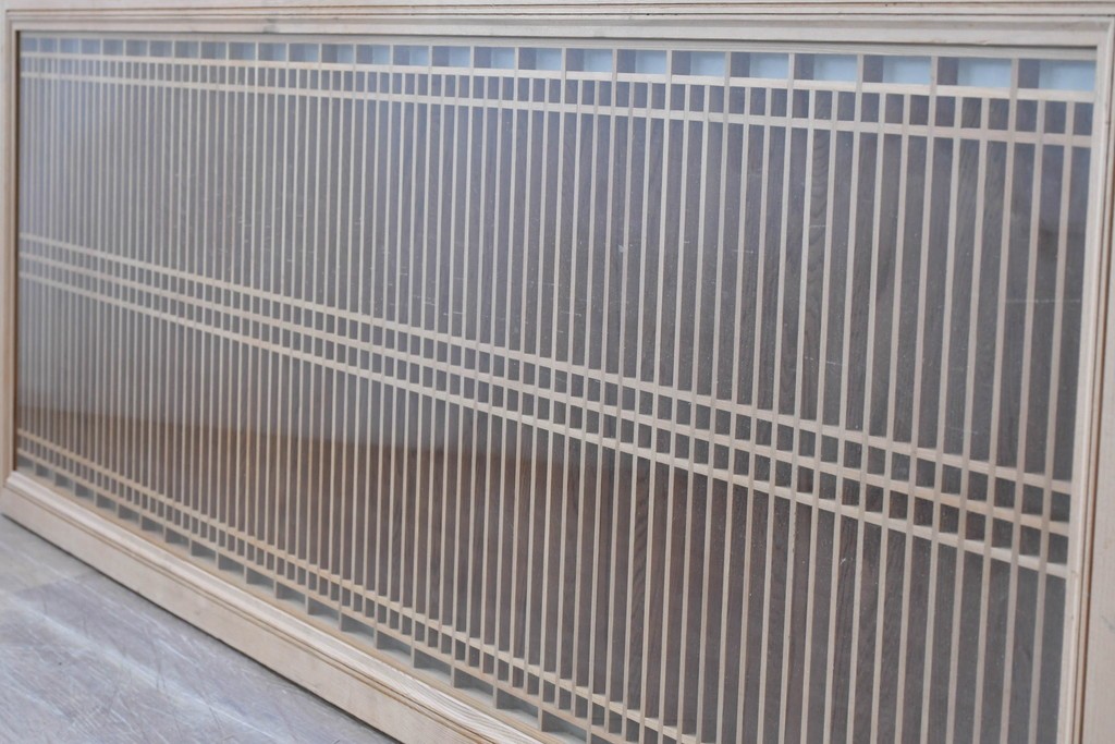 ヴィンテージ建具　昭和中期　両面ガラス入り　整然と並ぶ格子が美しい筬欄間2枚セット　(R-085633)