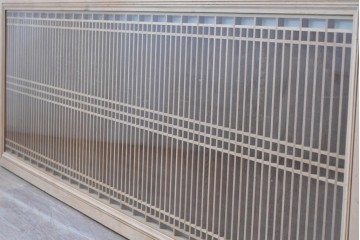 ヴィンテージ建具　昭和中期　両面ガラス入り　整然と並ぶ格子が美しい筬欄間2枚セット　(R-085633)