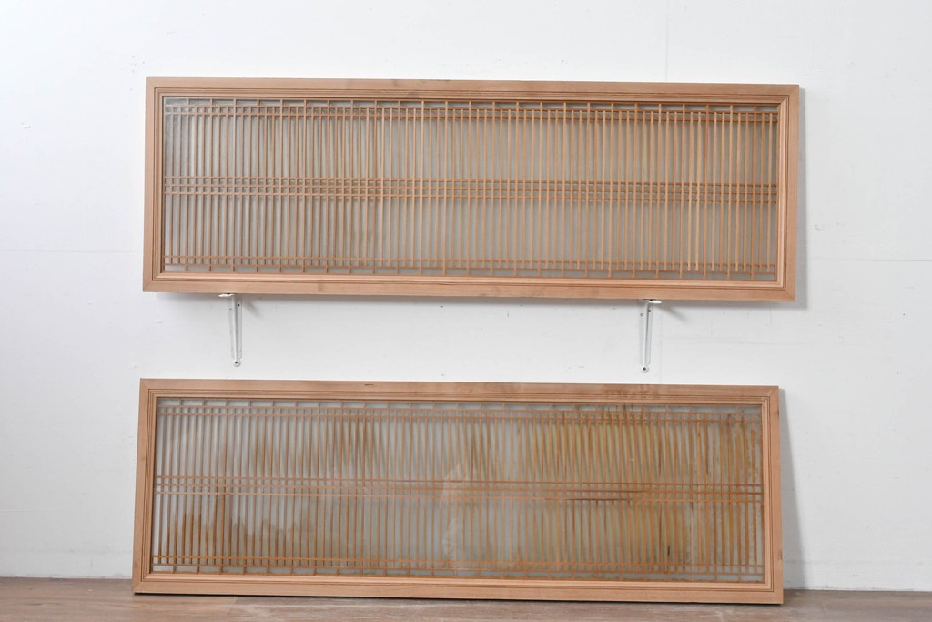 ヴィンテージ建具　昭和中期　両面ガラス入り　整然と並ぶ格子が美しい筬欄間2枚セット　(R-085633)