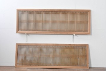 ヴィンテージ建具　昭和中期　両面ガラス入り　整然と並ぶ格子が美しい筬欄間2枚セット　(R-085633)