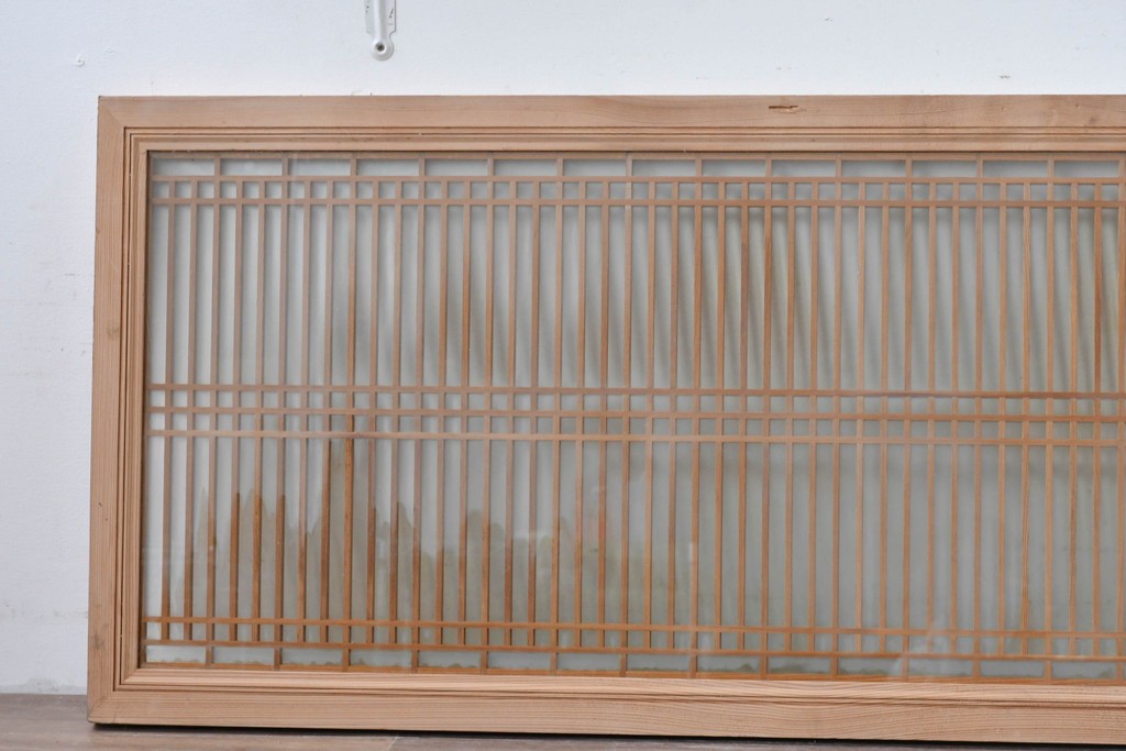 ヴィンテージ建具　昭和中期　両面ガラス入り　整然と並ぶ格子が美しい筬欄間2枚セット　(R-085633)