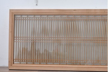 ヴィンテージ建具　昭和中期　両面ガラス入り　整然と並ぶ格子が美しい筬欄間2枚セット　(R-085633)