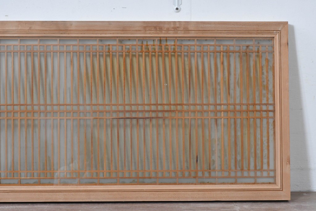 ヴィンテージ建具　昭和中期　両面ガラス入り　整然と並ぶ格子が美しい筬欄間2枚セット　(R-085633)