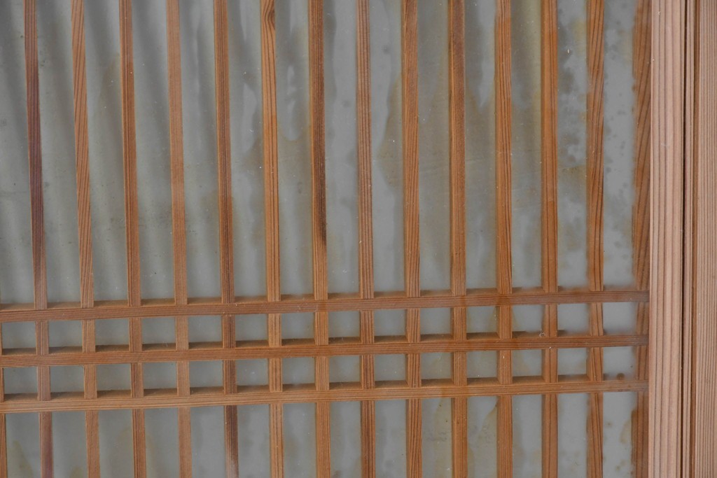 ヴィンテージ建具　昭和中期　両面ガラス入り　整然と並ぶ格子が美しい筬欄間2枚セット　(R-085633)