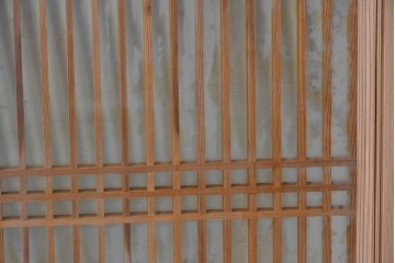 ヴィンテージ建具　昭和中期　両面ガラス入り　整然と並ぶ格子が美しい筬欄間2枚セット　(R-085633)