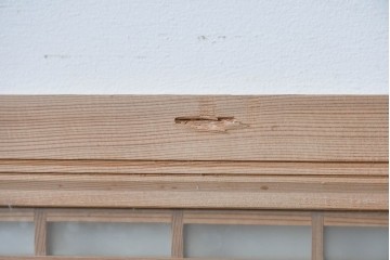 ヴィンテージ建具　昭和中期　両面ガラス入り　整然と並ぶ格子が美しい筬欄間2枚セット　(R-085633)