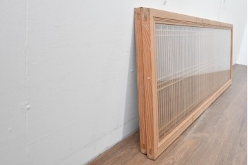 ヴィンテージ建具　昭和中期　両面ガラス入り　整然と並ぶ格子が美しい筬欄間2枚セット　(R-085633)