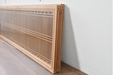 ヴィンテージ建具　昭和中期　両面ガラス入り　整然と並ぶ格子が美しい筬欄間2枚セット　(R-085633)