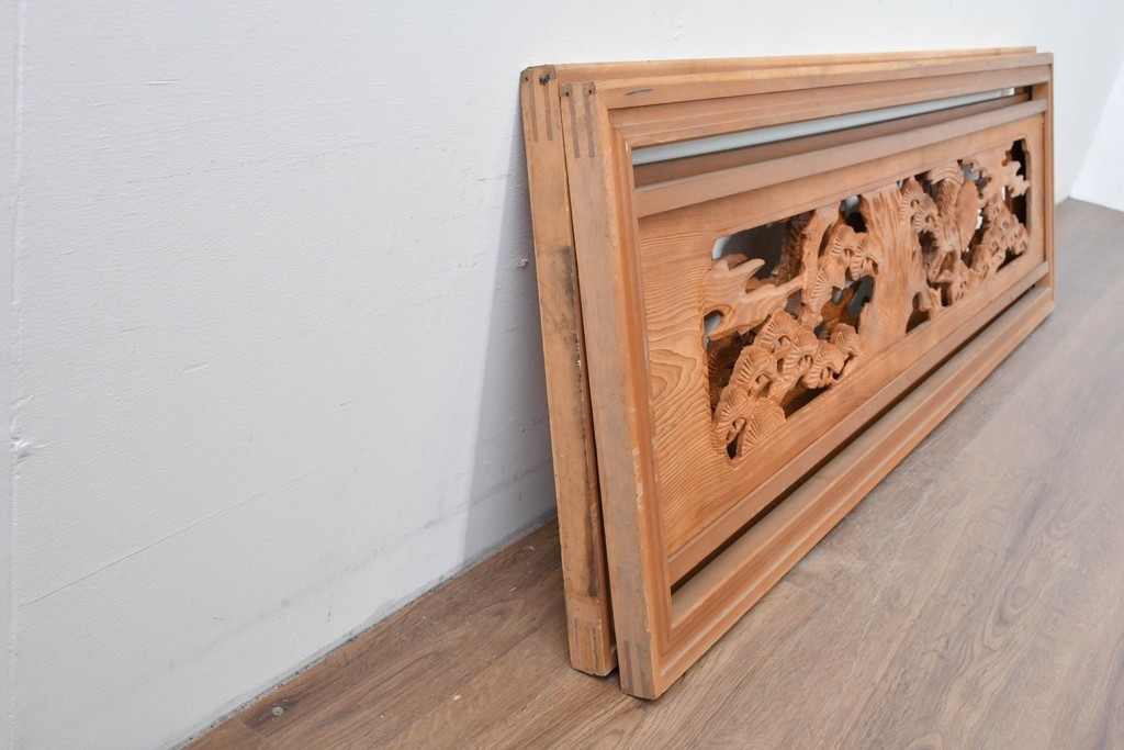 ヴィンテージ建具　昭和中期　躍動感ある鶴と松の彫刻が見事な欄間2枚セット　(R-085634)