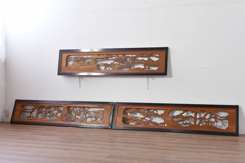 アンティーク建具　大正から昭和初期　黒漆枠　松竹梅や山水の風景を彫刻した欄間3枚セット　(R-085636)
