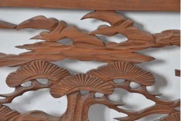 アンティーク建具　大正から昭和初期　黒漆枠　松竹梅や山水の風景を彫刻した欄間3枚セット　(R-085636)