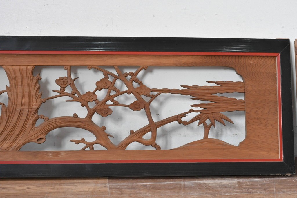 アンティーク建具　大正から昭和初期　黒漆枠　松竹梅や山水の風景を彫刻した欄間3枚セット　(R-085636)