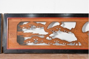 アンティーク建具　大正から昭和初期　黒漆枠　松竹梅や山水の風景を彫刻した欄間3枚セット　(R-085636)