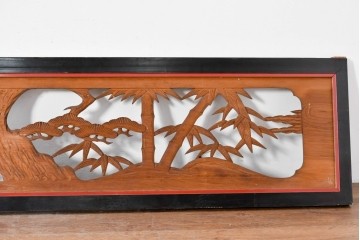 アンティーク建具　大正から昭和初期　黒漆枠　松竹梅や山水の風景を彫刻した欄間3枚セット　(R-085636)