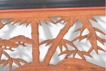 アンティーク建具　大正から昭和初期　黒漆枠　松竹梅や山水の風景を彫刻した欄間3枚セット　(R-085636)