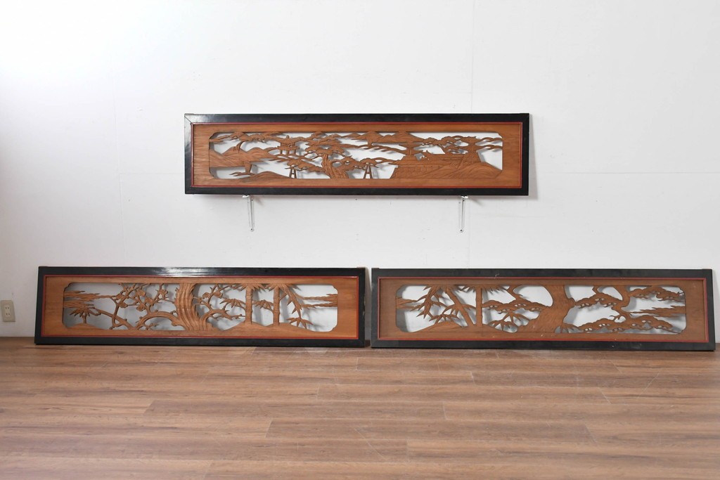 アンティーク建具　大正から昭和初期　黒漆枠　松竹梅や山水の風景を彫刻した欄間3枚セット　(R-085636)