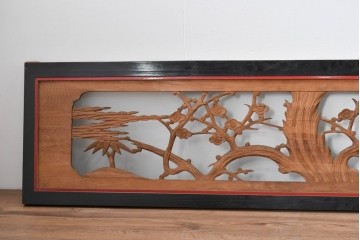 アンティーク建具　大正から昭和初期　黒漆枠　松竹梅や山水の風景を彫刻した欄間3枚セット　(R-085636)