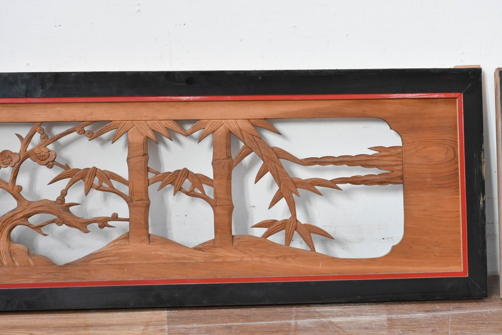 アンティーク建具　大正から昭和初期　黒漆枠　松竹梅や山水の風景を彫刻した欄間3枚セット　(R-085636)