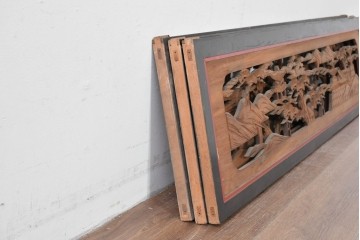 アンティーク建具　大正から昭和初期　黒漆枠　松竹梅や山水の風景を彫刻した欄間3枚セット　(R-085636)