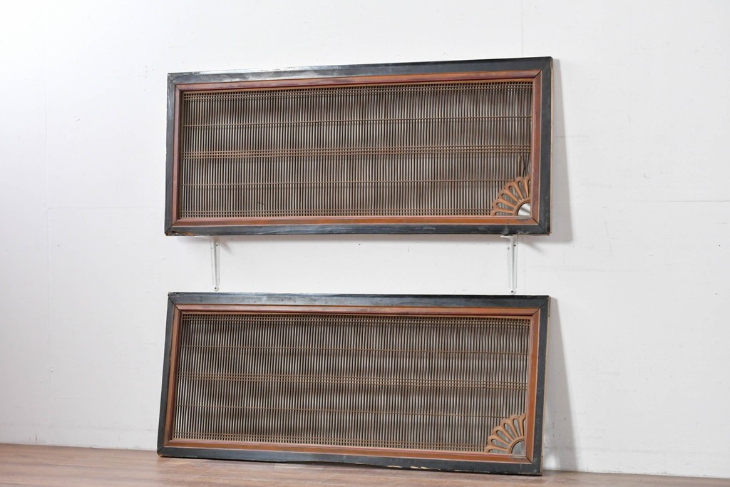 アンティーク建具　明治期　彫刻入り　繊細な格子に彫刻がアクセントになる筬欄間2枚セット　(R-085637)