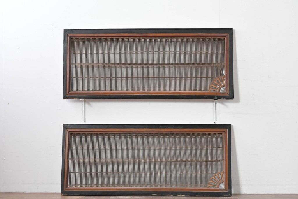 アンティーク建具　明治期　彫刻入り　繊細な格子に彫刻がアクセントになる筬欄間2枚セット　(R-085637)