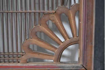アンティーク建具　明治期　彫刻入り　繊細な格子に彫刻がアクセントになる筬欄間2枚セット　(R-085637)
