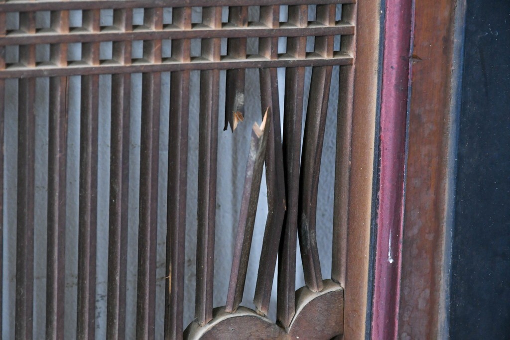 アンティーク建具　明治期　彫刻入り　繊細な格子に彫刻がアクセントになる筬欄間2枚セット　(R-085637)