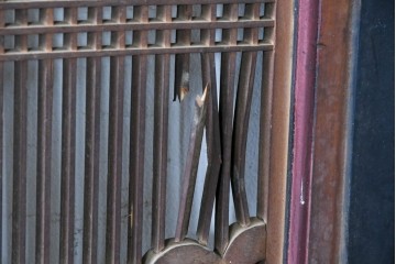 アンティーク建具　明治期　彫刻入り　繊細な格子に彫刻がアクセントになる筬欄間2枚セット　(R-085637)