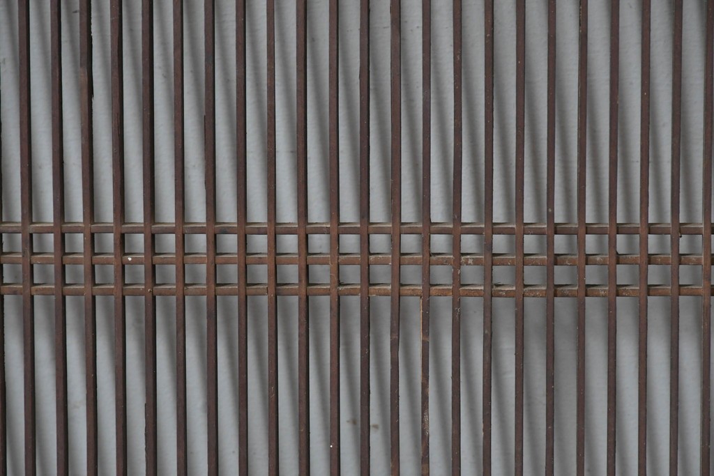 アンティーク建具　明治期　彫刻入り　繊細な格子に彫刻がアクセントになる筬欄間2枚セット　(R-085637)