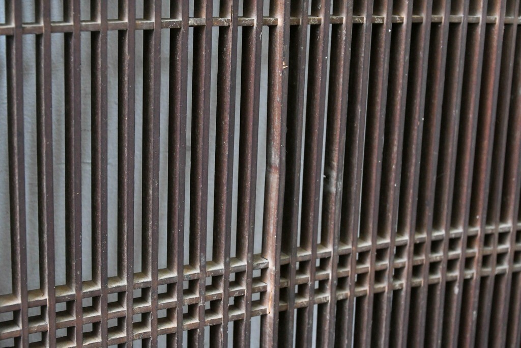 アンティーク建具　明治期　彫刻入り　繊細な格子に彫刻がアクセントになる筬欄間2枚セット　(R-085637)